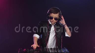 酷男孩DJ与眼镜玩转盘。 慢动作